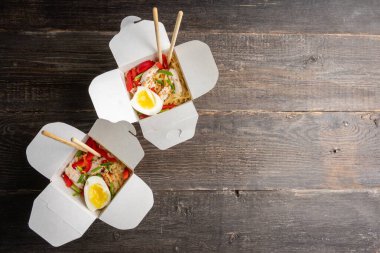 Tavuk, sebze ve yumurtalı erişte. Asya yemekleri. Seçici odak.