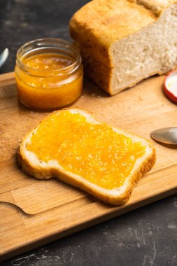 Ev yapımı narenciye reçelli taze pişmiş kırsal ekmek dilimi. Seçici odak.