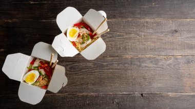 Tavuk, sebze ve yumurtalı erişte. Asya yemekleri. Seçici odak.