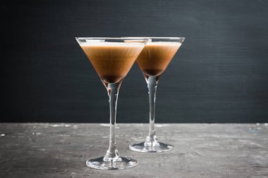 Kırsal arka planda baharatlı çikolatalı martini. Seçici odaklanma. Sığ alan derinliği.