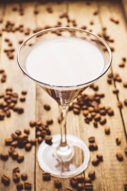 Kırsal arka planda baharatlı çikolatalı martini. Seçici odaklanma. Sığ alan derinliği.