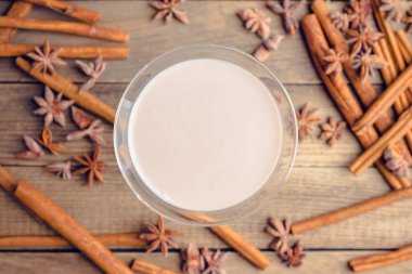 Kırsal arka planda baharatlı çikolatalı martini. Seçici odaklanma. Sığ alan derinliği.