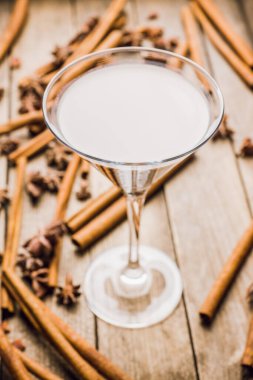 Kırsal arka planda baharatlı çikolatalı martini. Seçici odaklanma. Sığ alan derinliği.