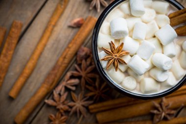 Bardakta sıcak çikolata. Marşmelovla Noel içkisi. Seçici odaklanma. Sığ alan derinliği. 