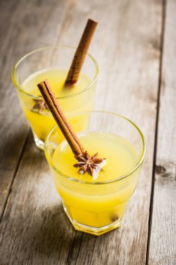 Baharatlı eski usul narenciye içeceği. Seçici odaklanma. Sığ alan derinliği.