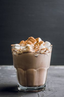 Eski moda bardakta kremalı ve tarçınlı sıcak çikolata içeceği. Seçici odak.