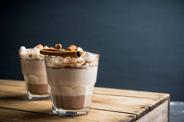 Warme Chocoladedrank Met Marshmallow Kaneel Ouderwets Glas Selectieve Focus — Stockfoto