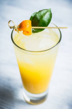 Kırsal arka planda mandalinalı taze kokteyl. Seçici odaklanma. Sığ alan derinliği.