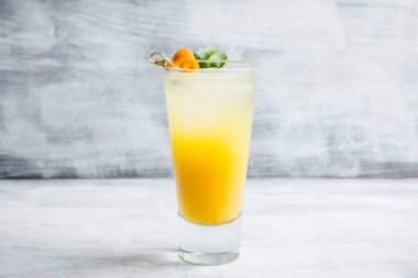 Kırsal arka planda mandalinalı taze kokteyl. Seçici odaklanma. Sığ alan derinliği.