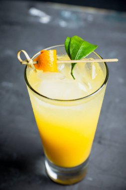 Kırsal arka planda mandalinalı taze kokteyl. Seçici odaklanma. Sığ alan derinliği.