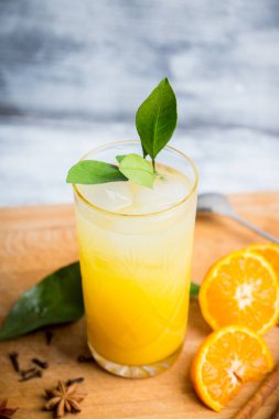 Kırsal arka planda mandalinalı taze kokteyl. Seçici odaklanma. Sığ alan derinliği.