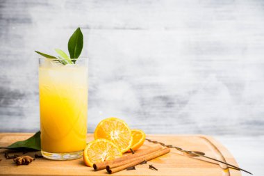 Kırsal arka planda mandalinalı taze kokteyl. Seçici odaklanma. Sığ alan derinliği.