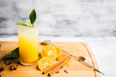 Kırsal arka planda mandalinalı taze kokteyl. Seçici odaklanma. Sığ alan derinliği.