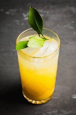 Kırsal arka planda mandalinalı taze kokteyl. Seçici odaklanma. Sığ alan derinliği.