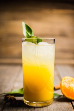 Kırsal arka planda mandalinalı taze kokteyl. Seçici odaklanma. Sığ alan derinliği.