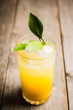 Kırsal arka planda mandalinalı taze kokteyl. Seçici odaklanma. Sığ alan derinliği.