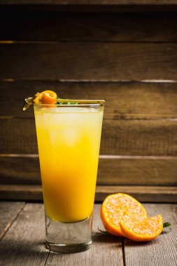 Kırsal arka planda mandalinalı taze kokteyl. Seçici odaklanma. Sığ alan derinliği.