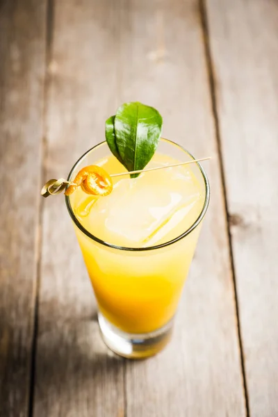 Verse Cocktail Met Mandarijnen Rustieke Achtergrond Selectieve Focus Ondiepe Scherptediepte — Stockfoto