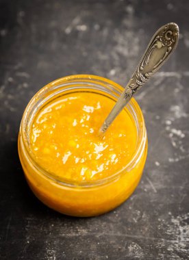 Taze narenciye reçelli kavanoz. Seçici odaklanma. Sığ alan derinliği.