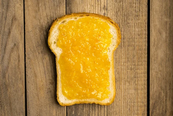 Snijd Vers Gebakken Landelijk Brood Met Zelfgemaakte Citrusjam Selectieve Focus — Stockfoto