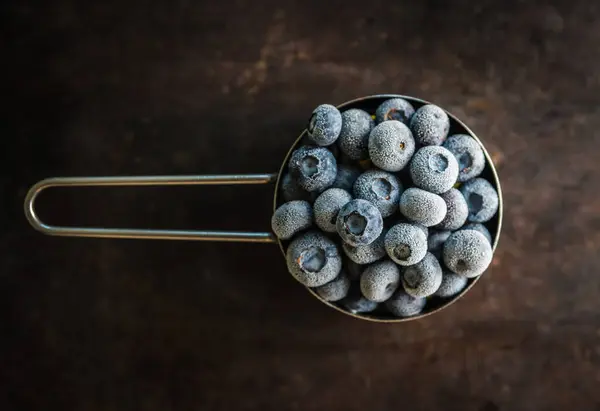 Arándanos Congelados Taza Metal Sobre Fondo Rústico Enfoque Selectivo — Foto de Stock