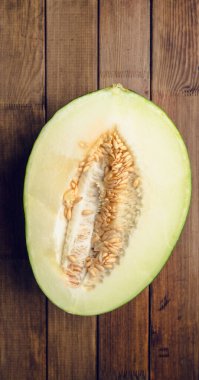 Kırsal arka planda taze olgun kavun. Seçici odak.