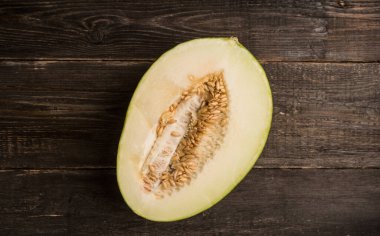 Kırsal arka planda taze olgun kavun. Seçici odak.