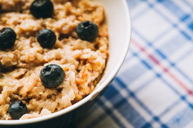 Böğürtlenli yulaf lapası. Seçici odak.