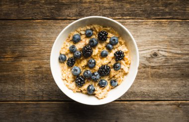 Böğürtlenli yulaf lapası. Seçici odak.