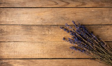 Kırsal ahşap arka planda kurutulmuş lavanta çiçekleri. Yukarıdan ateş edildi.