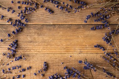 Kırsal ahşap arka planda kurutulmuş lavanta çiçekleri. Yukarıdan ateş edildi.