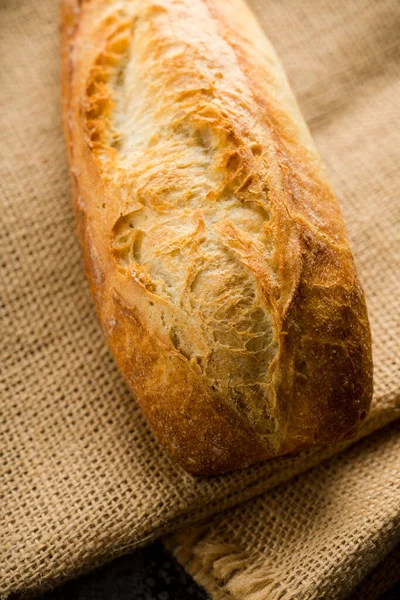 Pane Appena Sfornato Sul Vecchio Tavolo Legno Concentrazione Selettiva Profondità — Foto Stock