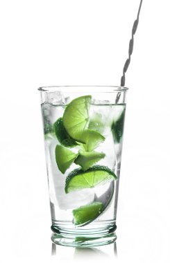 Taze kokteyl limon dilimleri ile
