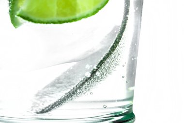 Taze kokteyl limon dilimleri ile