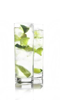 Taze kokteyl limon dilimleri ile