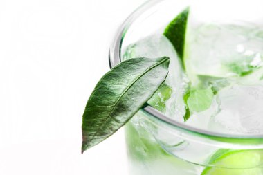 Taze kokteyl limon dilimleri ile