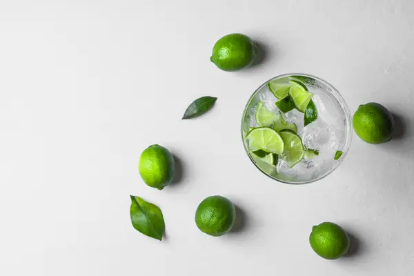 Fresh cocktail with lime slices — Stock Photo, Image