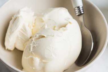 Taze mascarpone beyaz kase