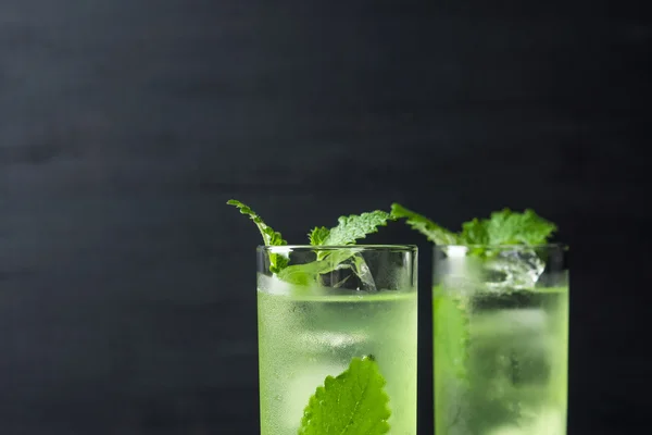 Зелений коктейль з м'ятою — стокове фото