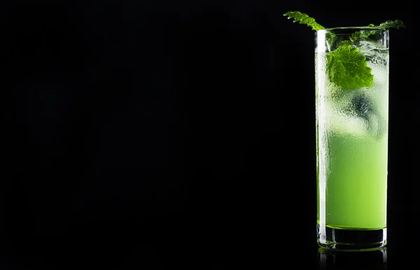 Зеленый коктейль с мятой — стоковое фото