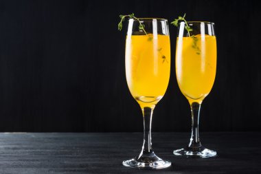 Portakal suyu dayalı kokteyl