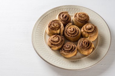 Beyaz ahşap zemin üzerine tarçın rulo