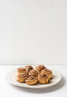 Beyaz ahşap zemin üzerine tarçın rulo