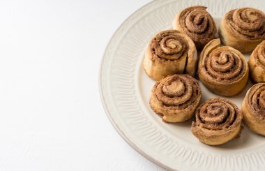 Beyaz ahşap zemin üzerine tarçın rulo