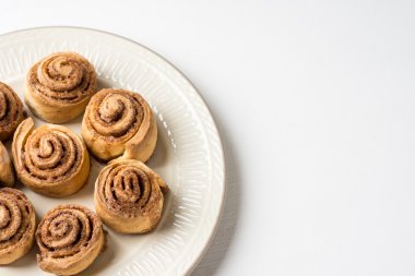 Beyaz ahşap zemin üzerine tarçın rulo