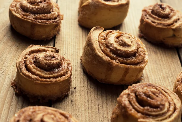 Cinnamon rolls on the rustic wooden table — Stock Photo, Image