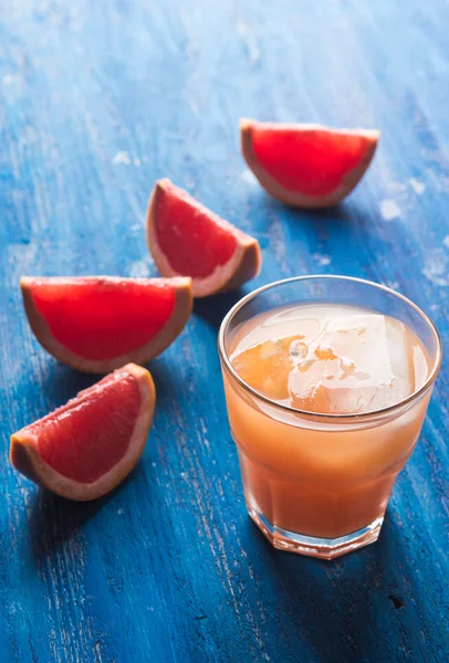 Грейпфрутовый напиток со льдом — стоковое фото