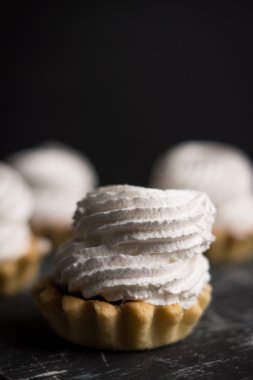 Kremalı kek rustik koyu arka plan üzerine.