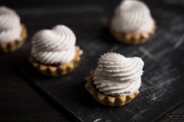 Kremalı kek rustik koyu arka plan üzerine.