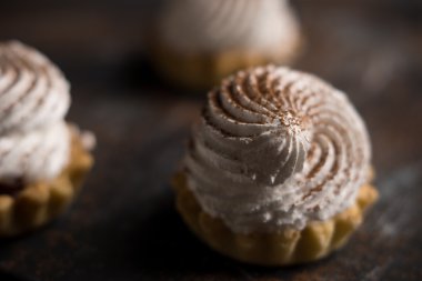 Kremalı kek rustik koyu arka plan üzerine.